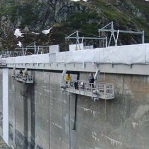 Auf diesem Bild sehen Sie die Abdichtungsarbeiten an einem Staudamm in Silvretta.