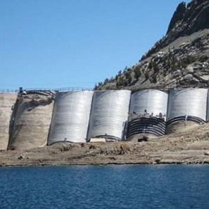 Auf diesem Bild sehen Sie die Abdichtungsarbeiten an einer Gewölbestaumauer in June lake, USA.
